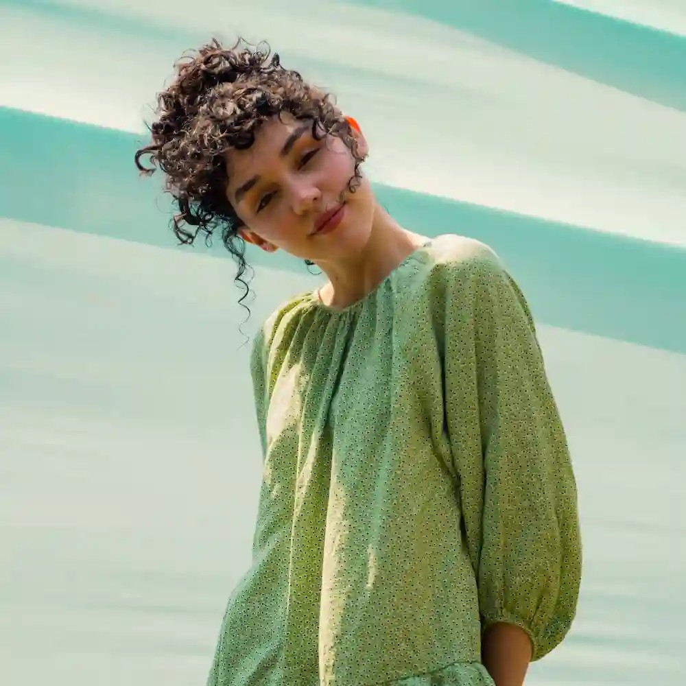 Dariana con vestido verde
